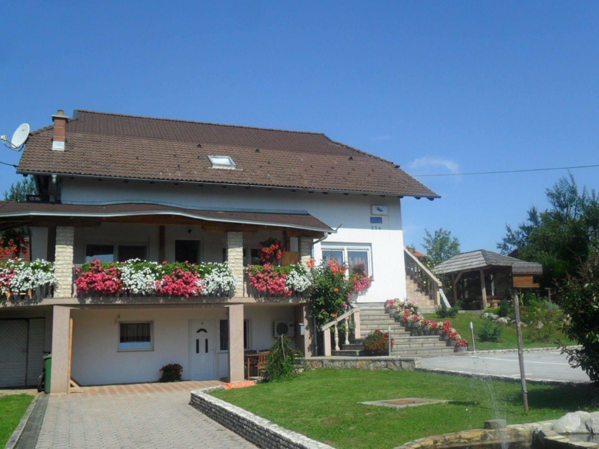 Guesthouse Sara Grabovac  Bagian luar foto